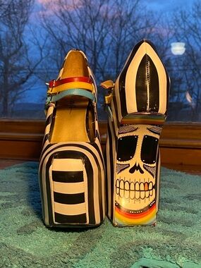 FUNKY! Taylor Says,”Iris” sky high platform Mary Janes,B&W stripe,skull heel,8.5